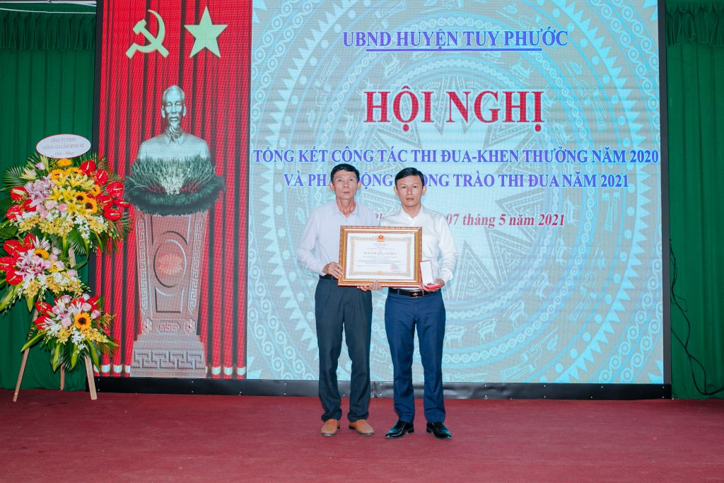 Ông Nguyễn Hữu Huân đại diện tập thể Công ty đón nhận Huân chương Lao động hạng Ba