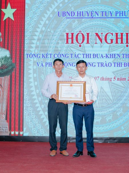 Ông Nguyễn Hữu Huân đại diện tập thể Công ty đón nhận Huân chương Lao động hạng Ba