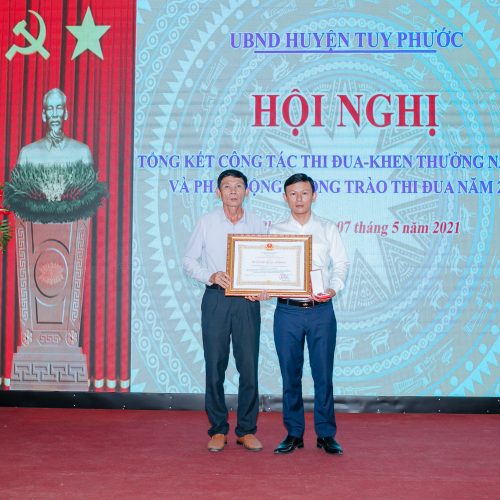 Ông Nguyễn Hữu Huân đại diện tập thể Công ty đón nhận Huân chương Lao động hạng Ba