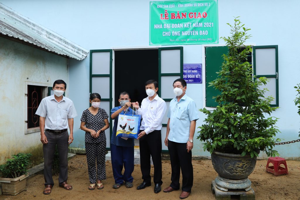 Công ty TNHH Giống gia cầm Minh Dư trao nhà đại đoàn kết năm 2021