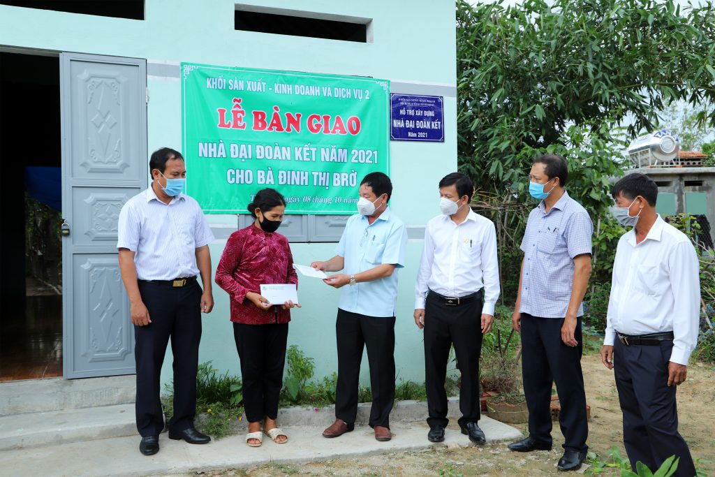 Công ty TNHH Giống gia cầm Minh Dư trao nhà đại đoàn kết năm 2021