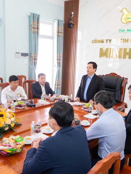 PHÓ CHỦ TỊCH THƯỜNG TRỰC UBND TỈNH NGUYỄN TUẤN THANH KIỂM TRA SẢN XUẤT ĐẦU NĂM CÔNG TY TNHH GIỐNG GIA CẦM MINH DƯ